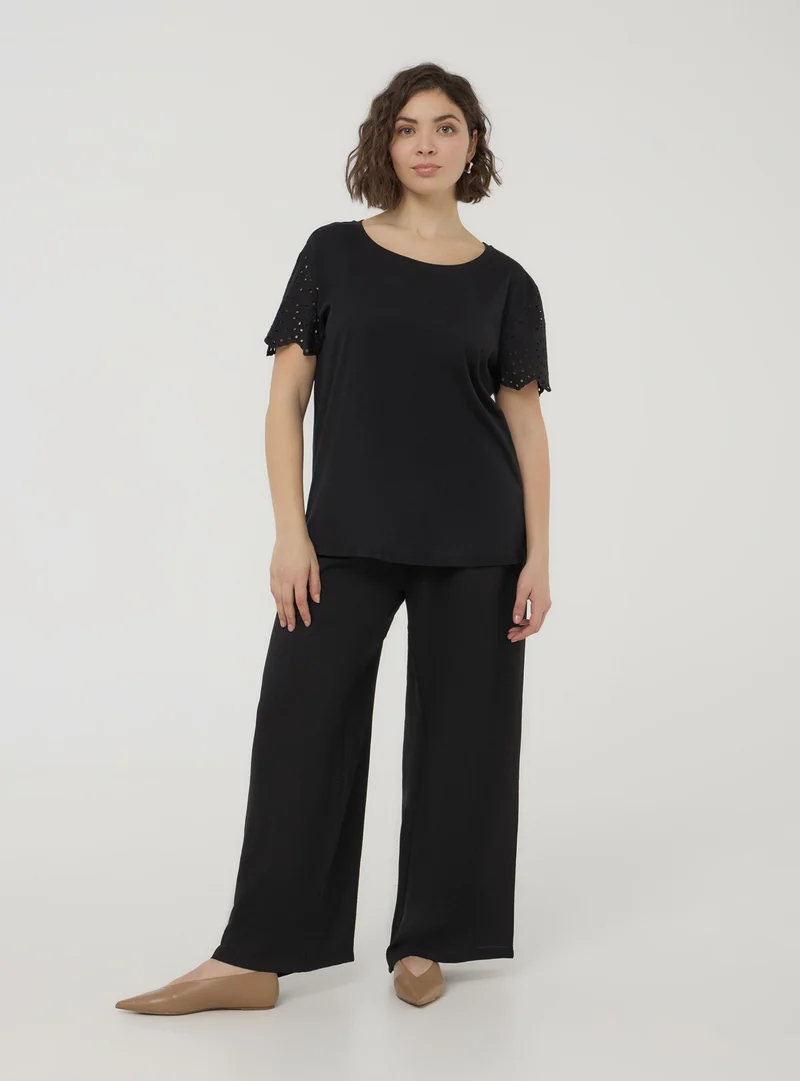 T-shirt con maniche in sangallo
