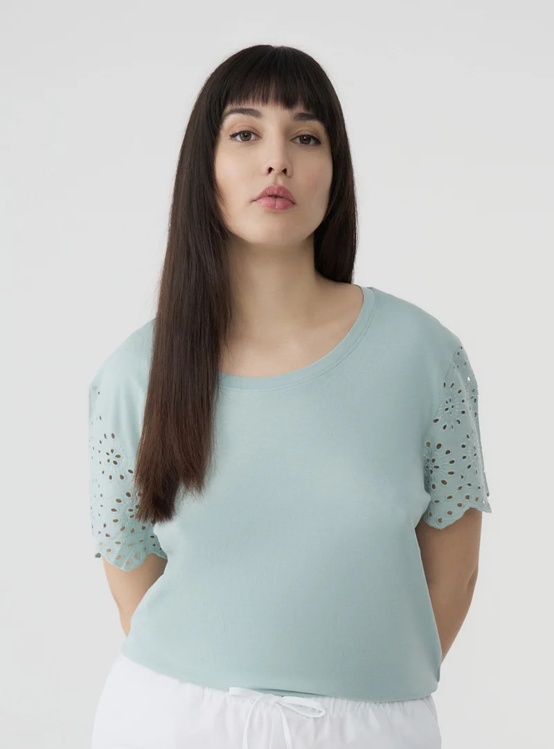 T-shirt con maniche in sangallo