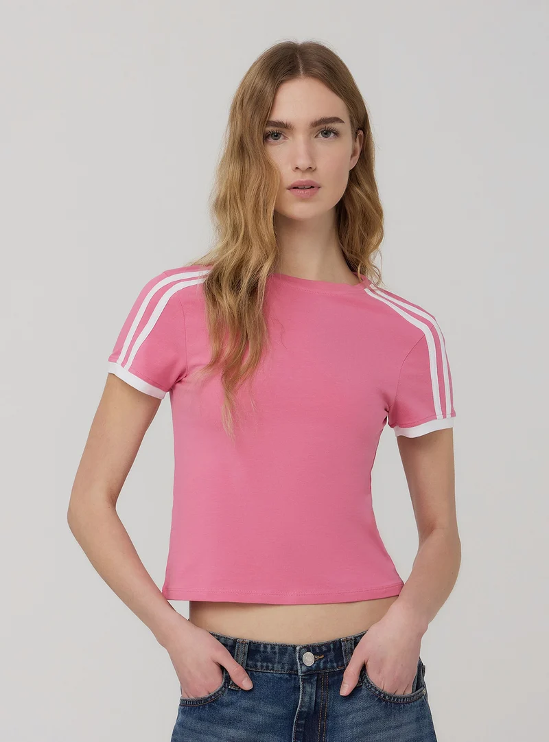 T-shirt crop con bande
