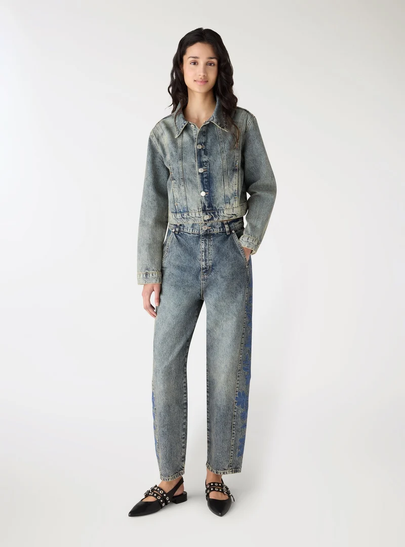 Giacca denim corta con ricamo floreale