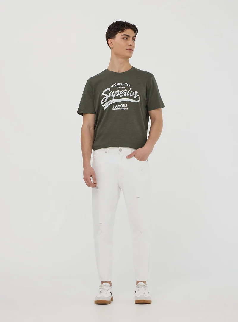 Jeans loose fit con strappi piccoli