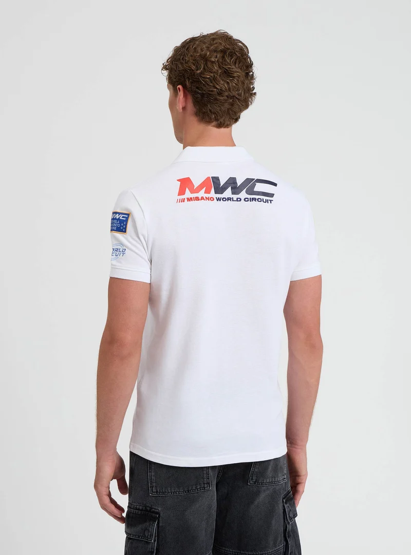 T-shirt polo logo con scritte e patch