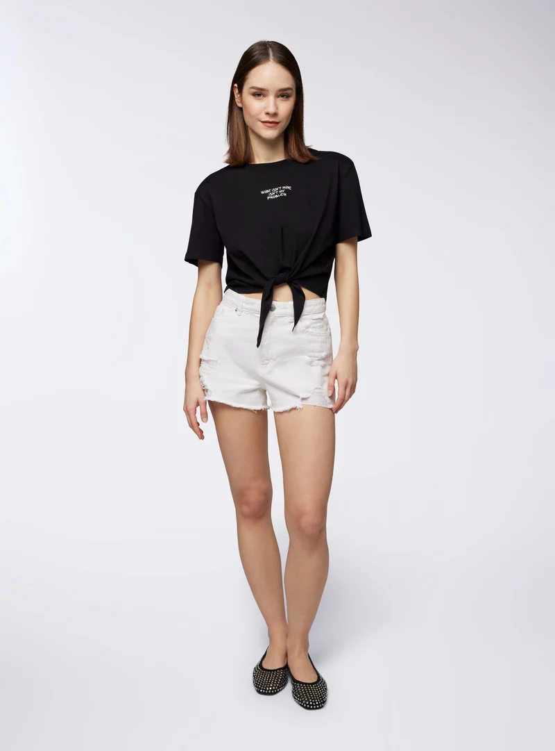 Shorts di jeans mom sfrangiati con strappi