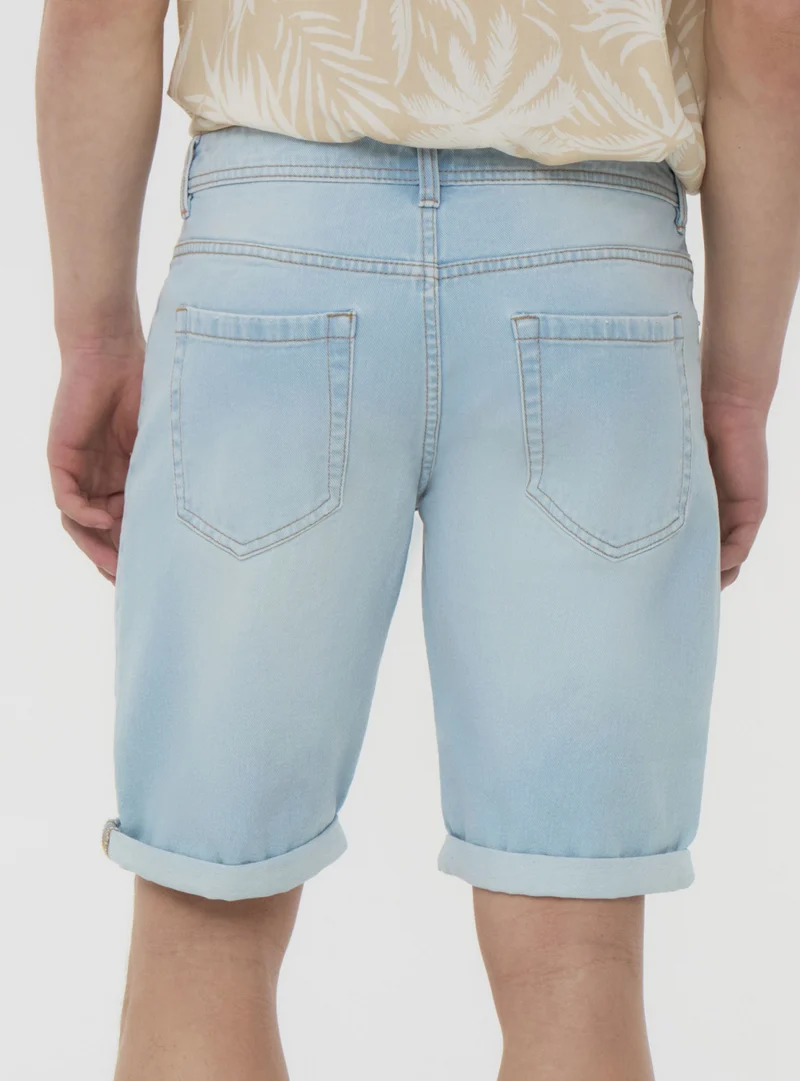 Shorts di jeans chiari con strappi