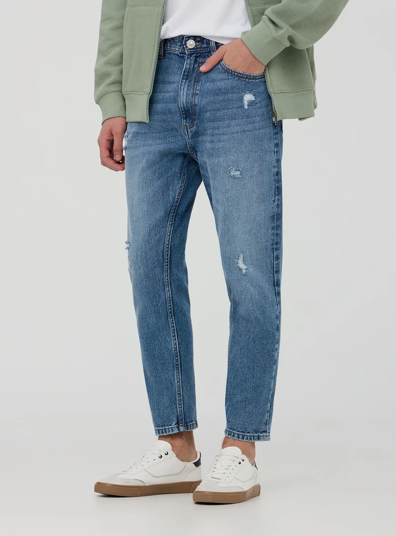 Jeans relaxed con piccoli strappi