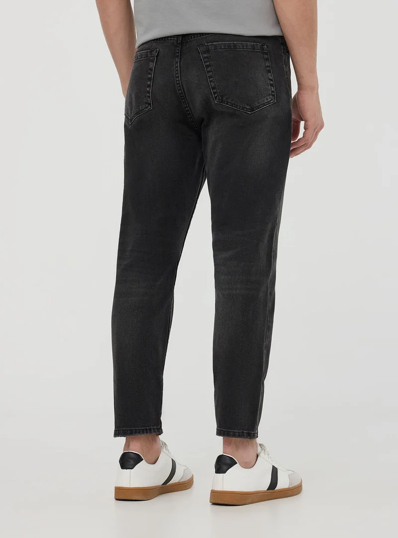 Jeans relaxed con strappi piccoli