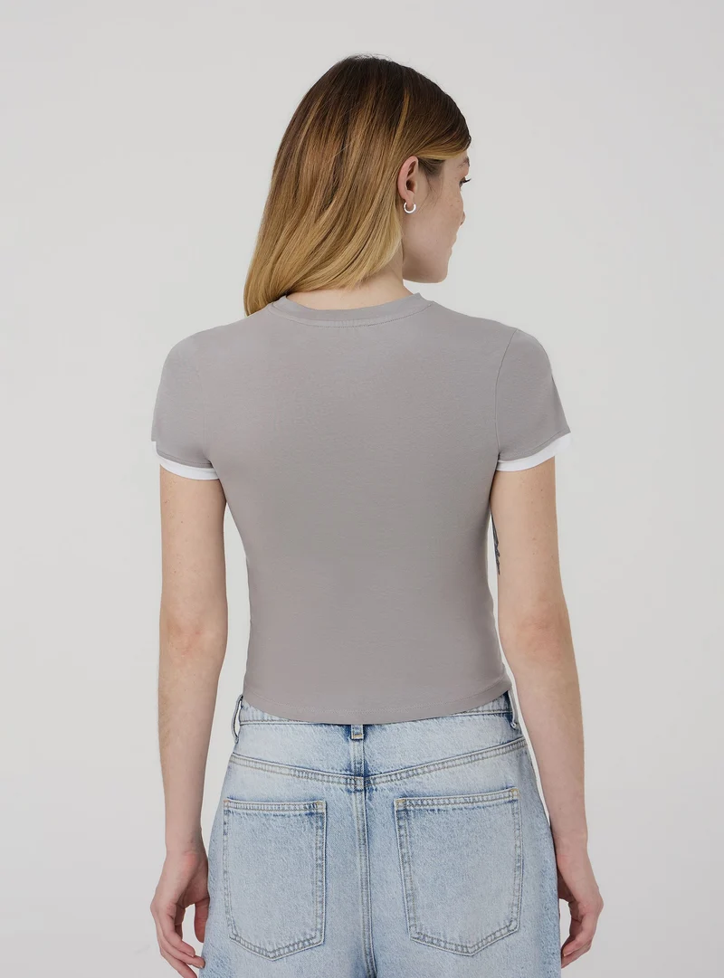 T-shirt crop con bande