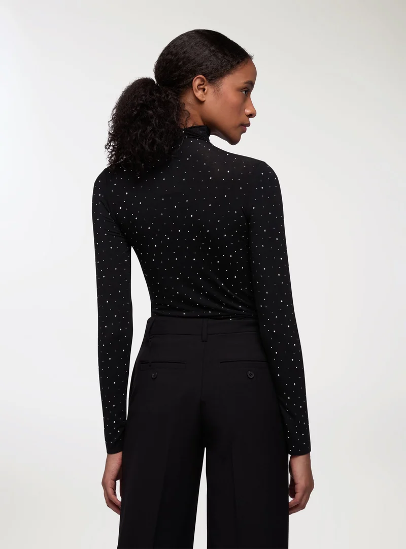 T-shirt collo alto con strass